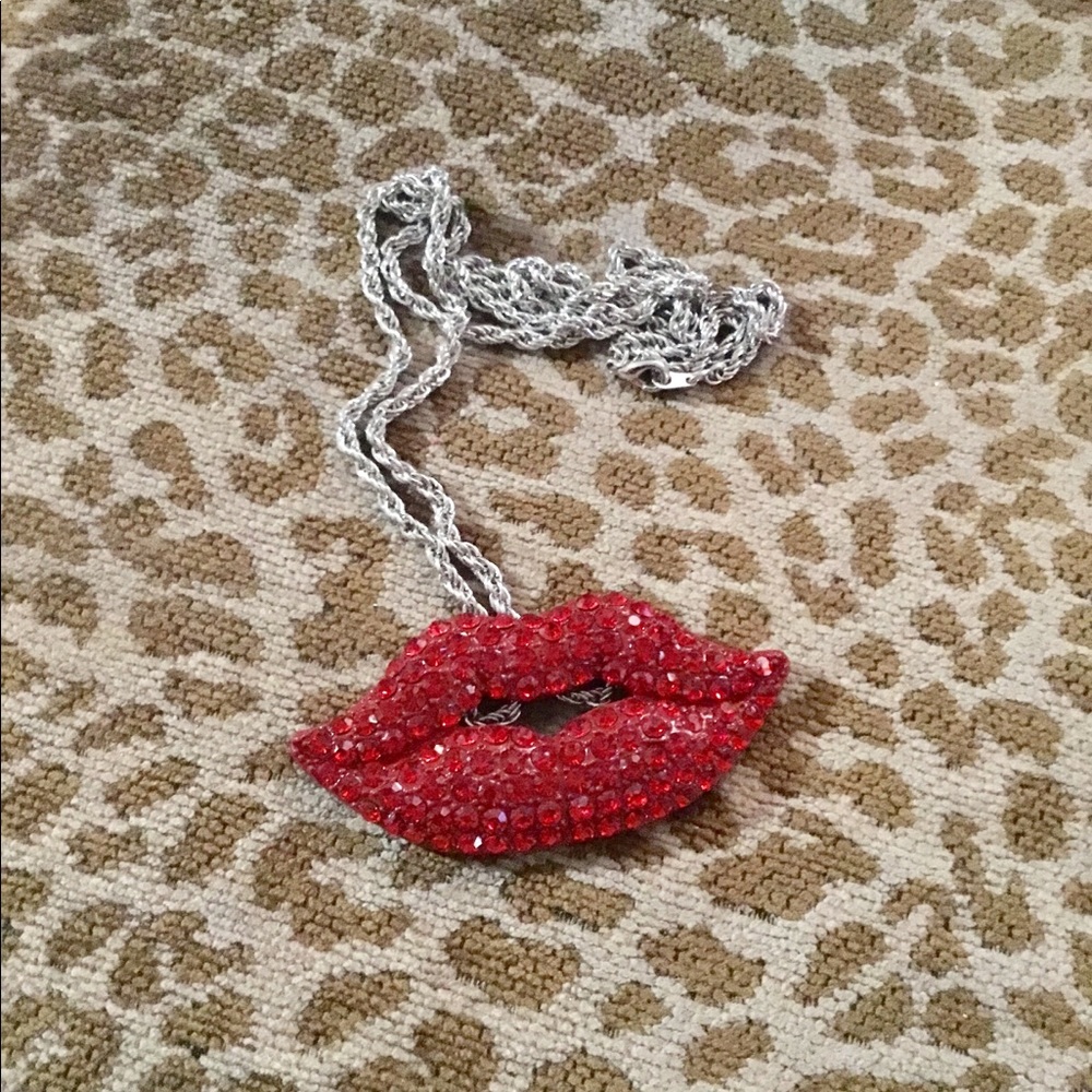 Red crystal lips necklace